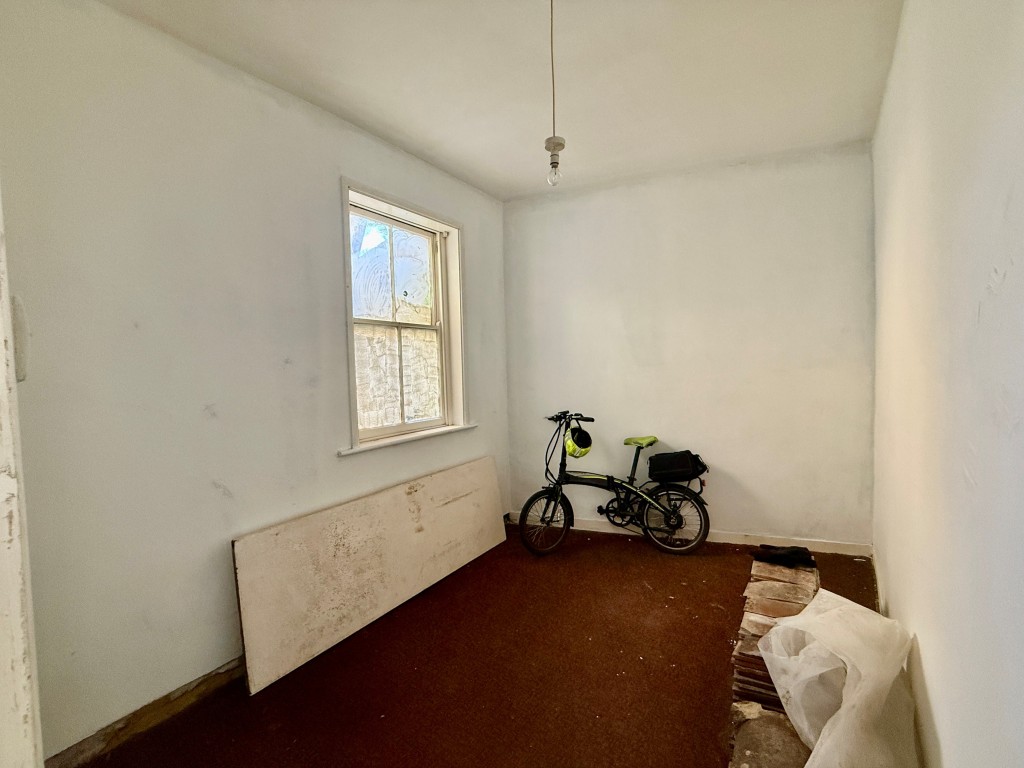 Lot: 109 - SIX-BEDROOM HOUSE FOR IMPROVEMENT - Dining room